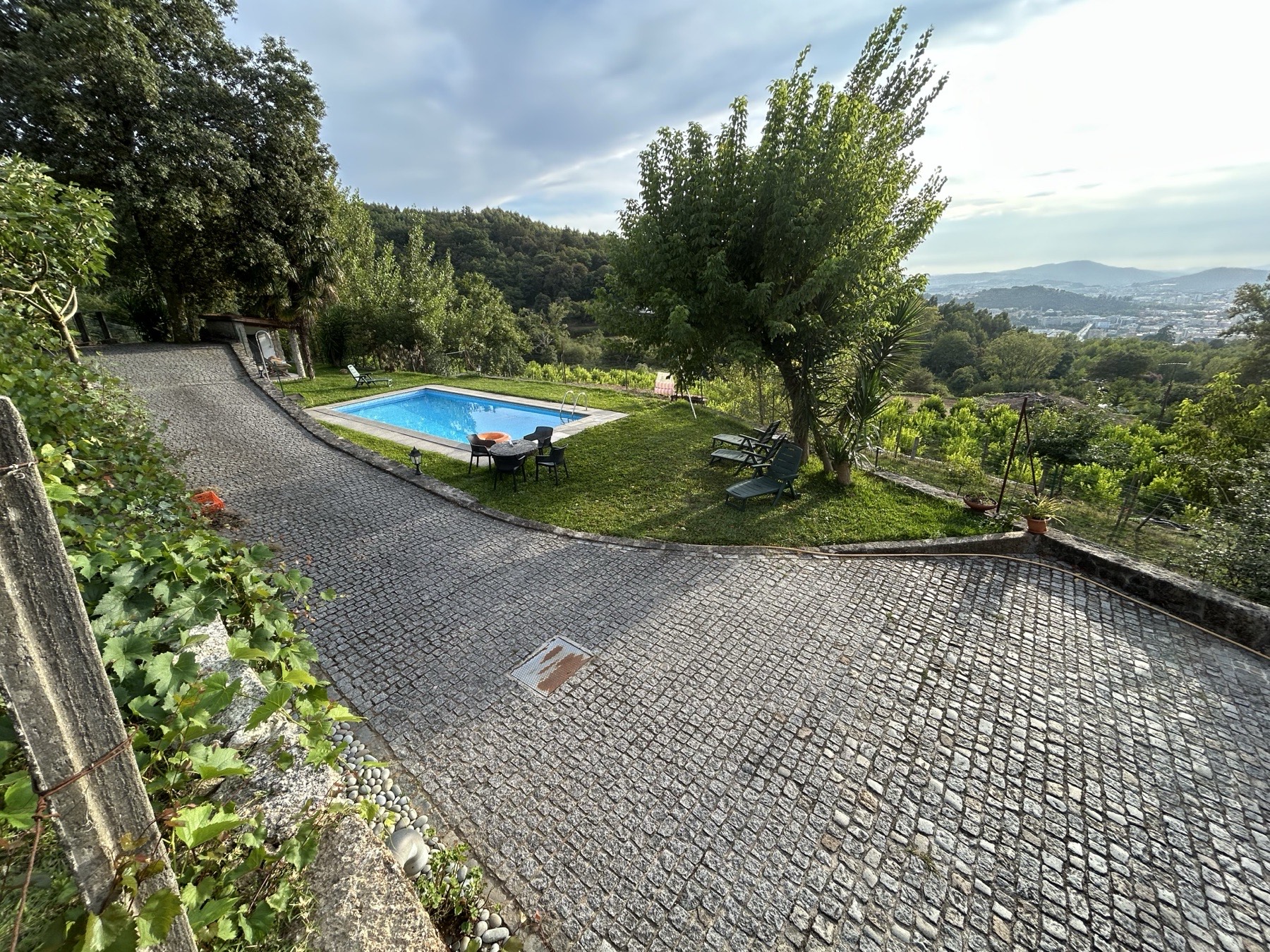 Quinta do Bacelo — piscina e jardim